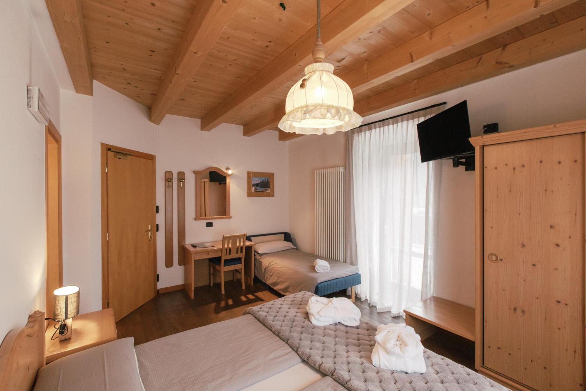 Hotel Al Bivio - Pizzeria, Pool & Sauna 이메르 외부 사진