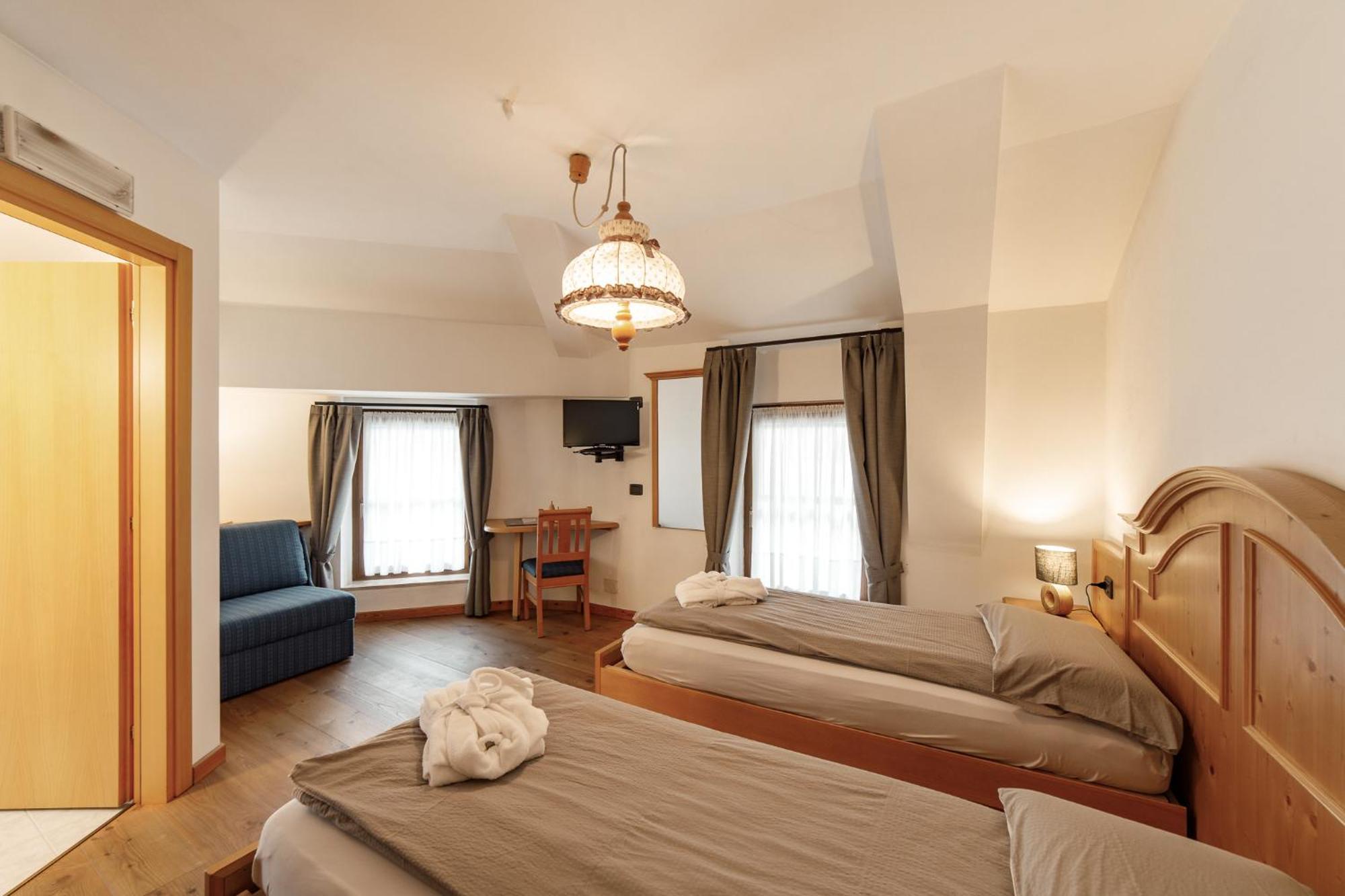 Hotel Al Bivio - Pizzeria, Pool & Sauna 이메르 외부 사진